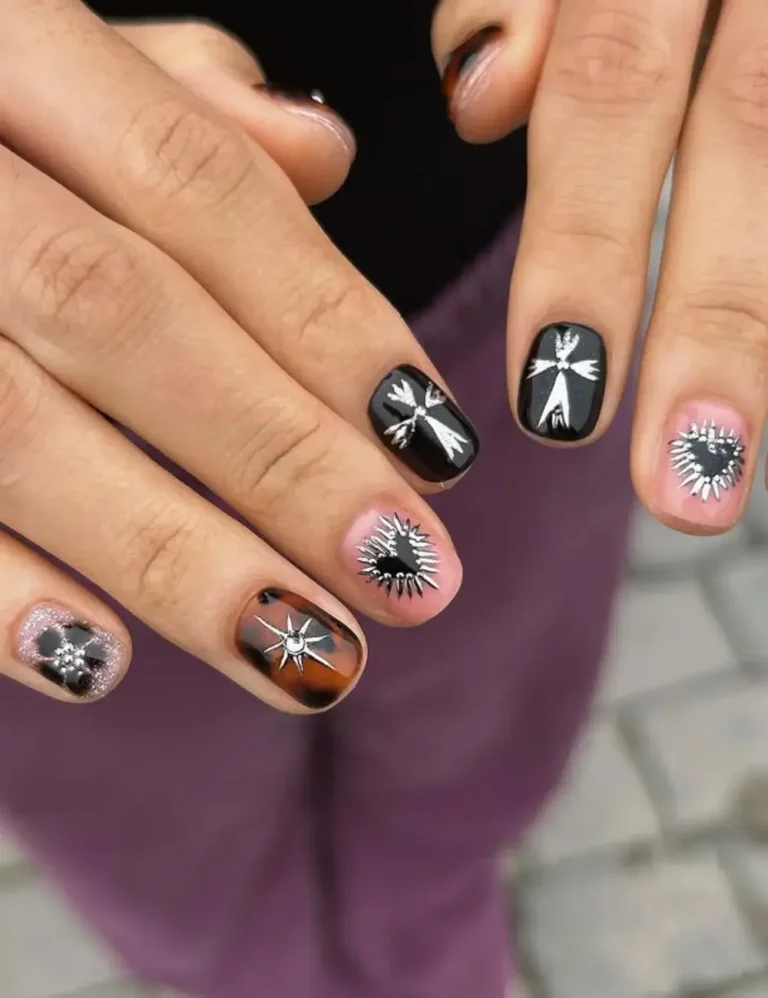 Dark-Romance-Details-nails.-Short-Valentines-Day-Nail-Ideas